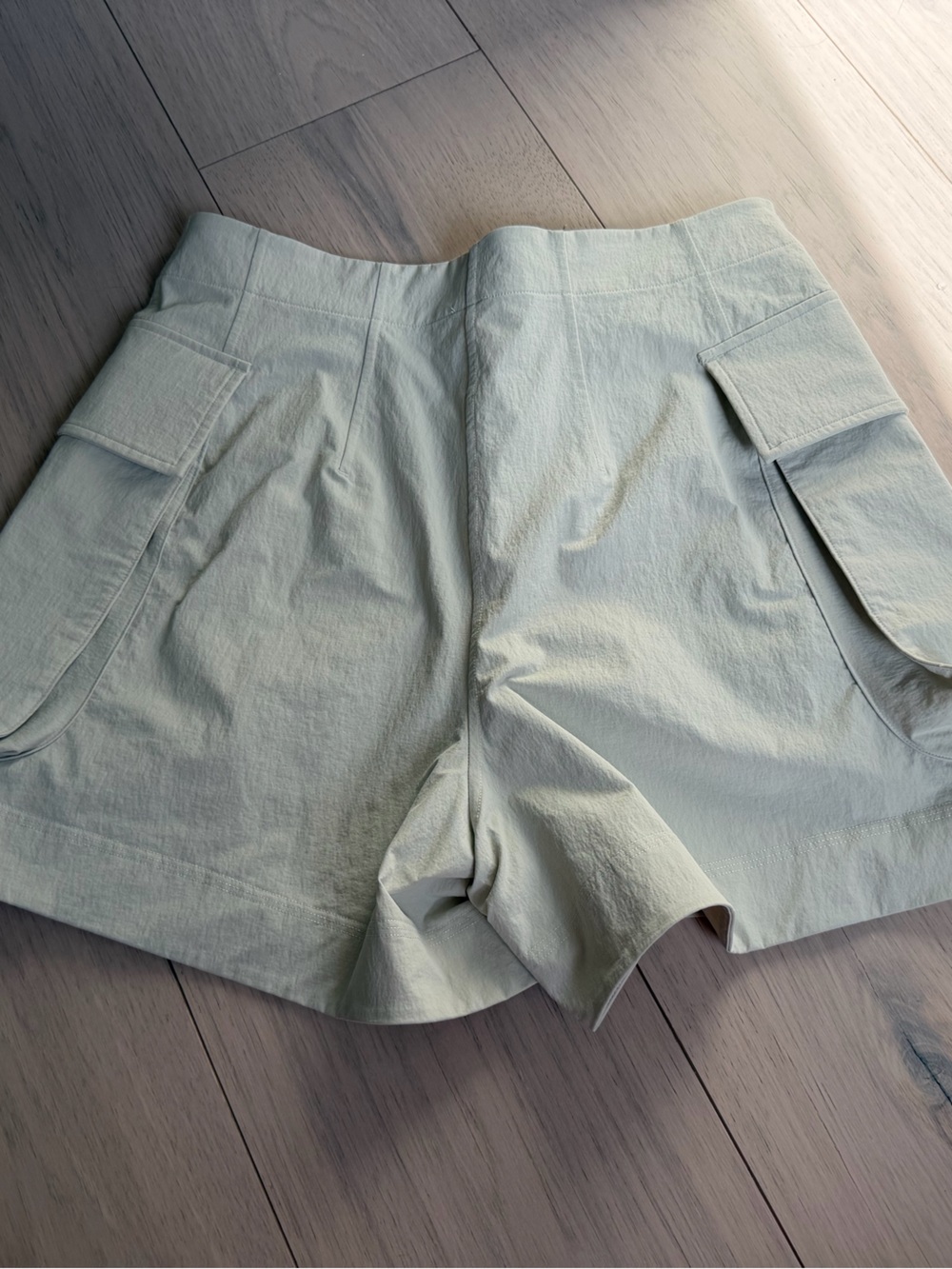 [Lululemon] Relaxed-Fit Super-High-Rise Cargo Short 4" size 6 - Picture 9 of 10